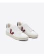 Zapatillas ecológicas para hombre Veja V-12 de cuero blanco con detalles en color granate y azul y suela de goma blanca frontal 