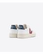 Zapatillas ecológicas para hombre Veja V-12 de cuero blanco con detalles en color granate y azul y suela de goma blanca posterior