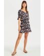 Mujer con vestido corto Billabong Fine Flutter negro floral frontal