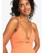 Mujer con vestido midi Roxy Wavey Lady color albaricoque cuello
