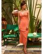 Mujer con vestido midi de punto acanalado Roxy Wavey Lady color Apricot Brandy Lifestyle abertura lateral