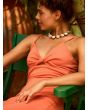 Mujer con vestido midi de punto acanalado Roxy Wavey Lady color Apricot Brandy Lifestyle busto cruzado