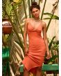 Mujer con vestido midi de punto acanalado Roxy Wavey Lady color Apricot Brandy Lifestyle