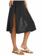 Mujer con vestido midi Volcom Cover Up Meshy Beach Negro abertura lateral 