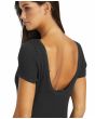 Mujer con vestido midi Volcom Cover Up Meshy Beach Negro escote espalda