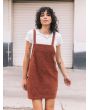Mujer con Vestido de pana Volcom Power Chord Chestnut Brown Lifestyle