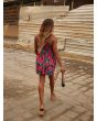 Mujer con vestido corto Roxy La Vida Mini color Anthracite Floral Fiesta Big lifestyle posterior