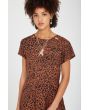 Mujer con vestido corto Volcom Dino Tea Dark Clay marrón cuello redondo