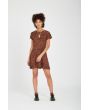 Mujer con vestido corto Volcom Dino Tea Dark Clay marrón frontal
