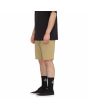 Hombre con pantalón corto híbrido Volcom Frickin Cross Shred Static 20' Caqui Oscuro lateral
