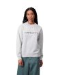 Mujer con con sudadera Carhartt WIP gris jaspeado y logotipo bordado azul