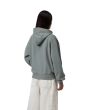 Mujer con sudadera de capucha Carhartt WIP W' Hooded Casey Verde Terciopelo con logo plateado posterior