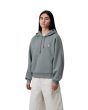 Mujer con sudadera de capucha Carhartt WIP W' Hooded Casey Verde Terciopelo con logo plateado