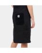 Mujer con vestido Carhartt WIP Medley Dress negro etiqueta bolsillo