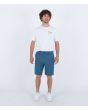 Hombre con pantalón corto Hurley Phantom Flow 20" azul, combinado con camiseta blanca Hurley
