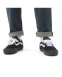 Zapatillas de Skateboard Vans Gilbert Crockett negras con banda lateral sidestripe blanca para hombre puestas