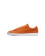 Zapatillas de skateboard Nike SB Blazer Low GT naranjas con suela blanca para hombre izquierda