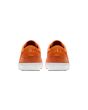 Zapatillas de skateboard Nike SB Blazer Low GT naranjas con suela blanca para hombre posterior
