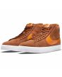 Zapatillas de Skateboard Nike SB Zoom Blazer Mid marrones con logo swoosh naranja y suela blanca frontal