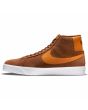 Zapatillas de Skateboard Nike SB Zoom Blazer Mid marrones con logo swoosh naranja y suela blanca izquierda