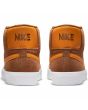 Zapatillas de Skateboard Nike SB Zoom Blazer Mid marrones con logo swoosh naranja y suela blanca posterior