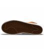 Zapatillas de Skateboard Nike SB Zoom Blazer Mid marrones con logo swoosh naranja y suela blanca suela