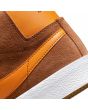 Zapatillas de Skateboard Nike SB Zoom Blazer Mid marrones con logo swoosh naranja y suela blanca talón