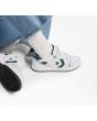 Hombre con Zapatillas de Skate Converse CONS AS-1 Pro blancas y verdes detalle