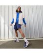Hombre con Zapatillas de Skate Nike SB Force 58 Azul Marino y blanco con el logo naranja 