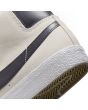 Zapatillas de Skate Nike SB Zoom Blazer Mid grises con logo púrpura talón