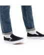 Zapatillas de lona Vans Classic Slip on negras con suela blanca puestas