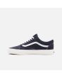 Zapatillas Vans Old Skool de Ante Azul Marino con logo y suela blancos izquierda