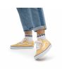 Zapatillas Vans Old Skool amarillas con banda lateral blanca Unisex puestas