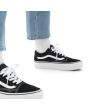 Zapatillas con plataforma Vans Old Skool en color negro y banda lateral sidestripe blanca puestas