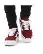 Zapatillas Vans Old Skool con plataforma granates con suela y banda lateral blancas puestas