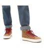 Hombre con Zapatillas impermeables Vans SK8-Hi MTE-2 marrones y blancas 
