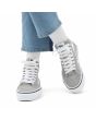 Zapatillas Vans de caña alta Sk8-Hi Tapered grises con banda lateral sidestripe blanca puestas
