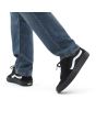 Hombre con Zapatillas Vans Sk8-Low negras con banda lateral blanca 