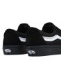 Zapatillas Vans Sk8-Low negras con banda lateral blanca posterior