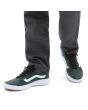 Hombre con Zapatillas Vans UltraRange verdes con banda lateral blanca