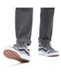 Hombre con Zapatillas Vans UltraRange EXO grises con sidestripe negra 
