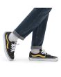 Hombre con Zapatillas Vans Utility Pop Sk8-Low grises con banda lateral amarilla 