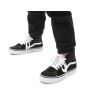 Niño con Zapatillas de caña alta Vans UY Sk8-Hi Junior negras con banda lateral blanca 