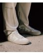 Hombre con Zapatillas Ecológicas Veja V-10 B-Mesh Blancas con detalles en color beige 