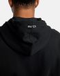 Hombre con chaqueta técnica Rvca Tech negra capucha