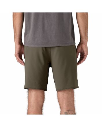 Hombre con Bermudas Patagonia Hydropeak Hybrid Walk Shorts 18'' Verdes