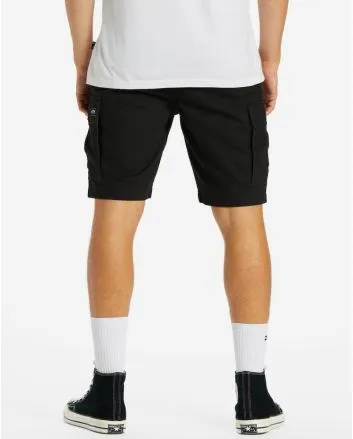 Hombre con bermudas cargo Billabong Combat Negras 