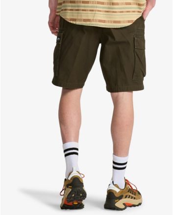 Hombre con pantalón corto cargo Billabong Combat Verde Militar