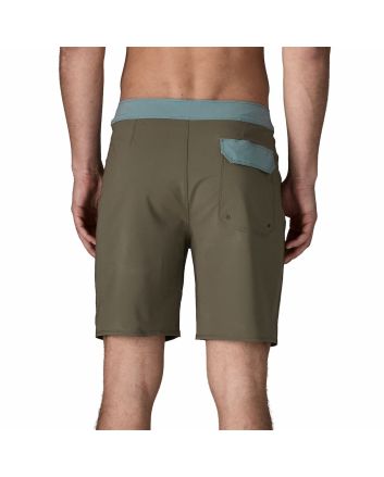 Hombre con boardshort Patagonia Hydropeak Basin Green 18in