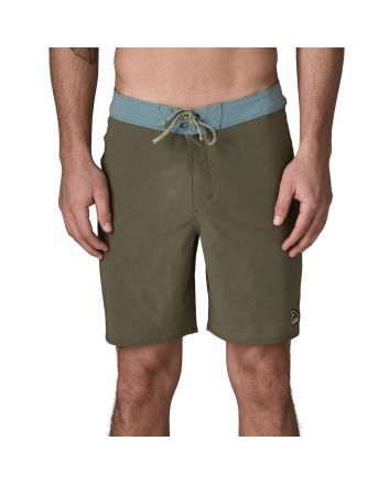 Hombre con boardshort Patagonia Hydropeak Basin Green 18in